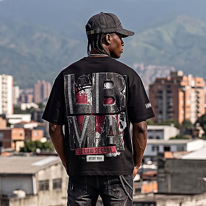La misma camiseta oscura puesta, vista por detrás