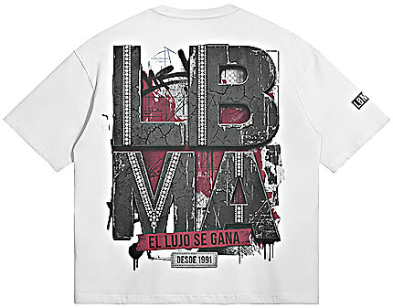 Camiseta clara con un diseño grande en la espalda