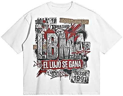 Camiseta clara con un diseño estampado en el frente