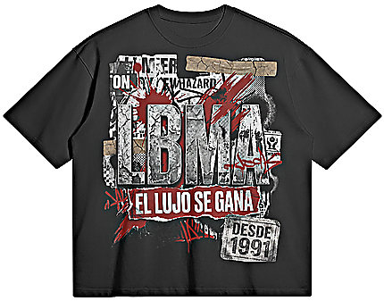 Camiseta oscura con un diseño estampado en el frente