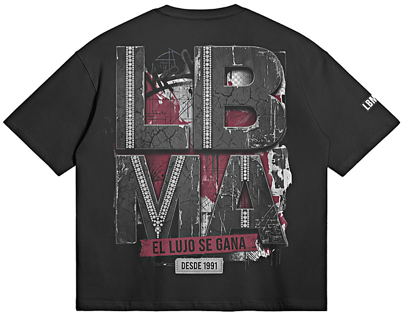 Camiseta oscura vista por detrás con el diseño grande en la espalda