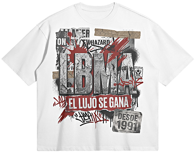 Camiseta clara con el diseño en el frente