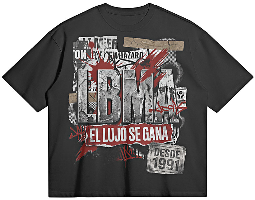 Camiseta oscura con el diseño en el frente